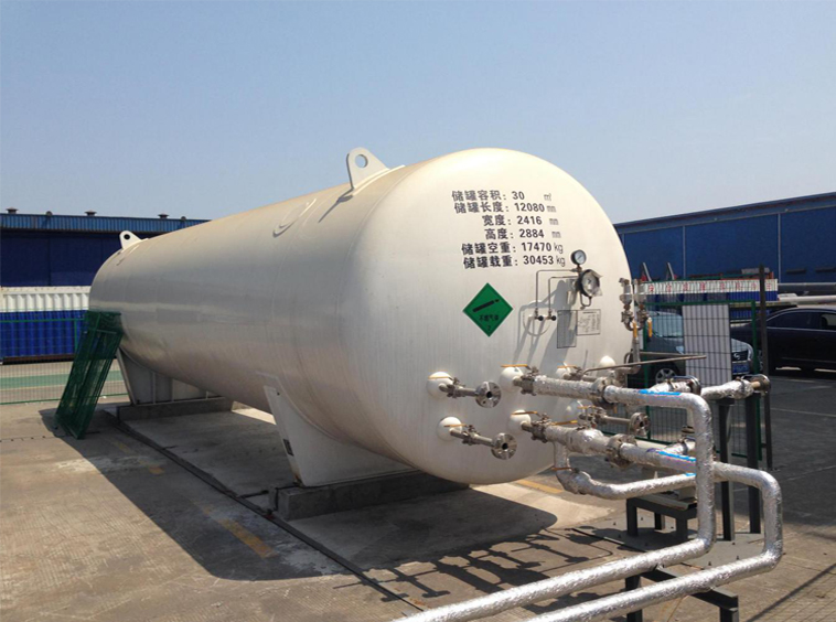 Horizontal cryogenic liquid storage tank